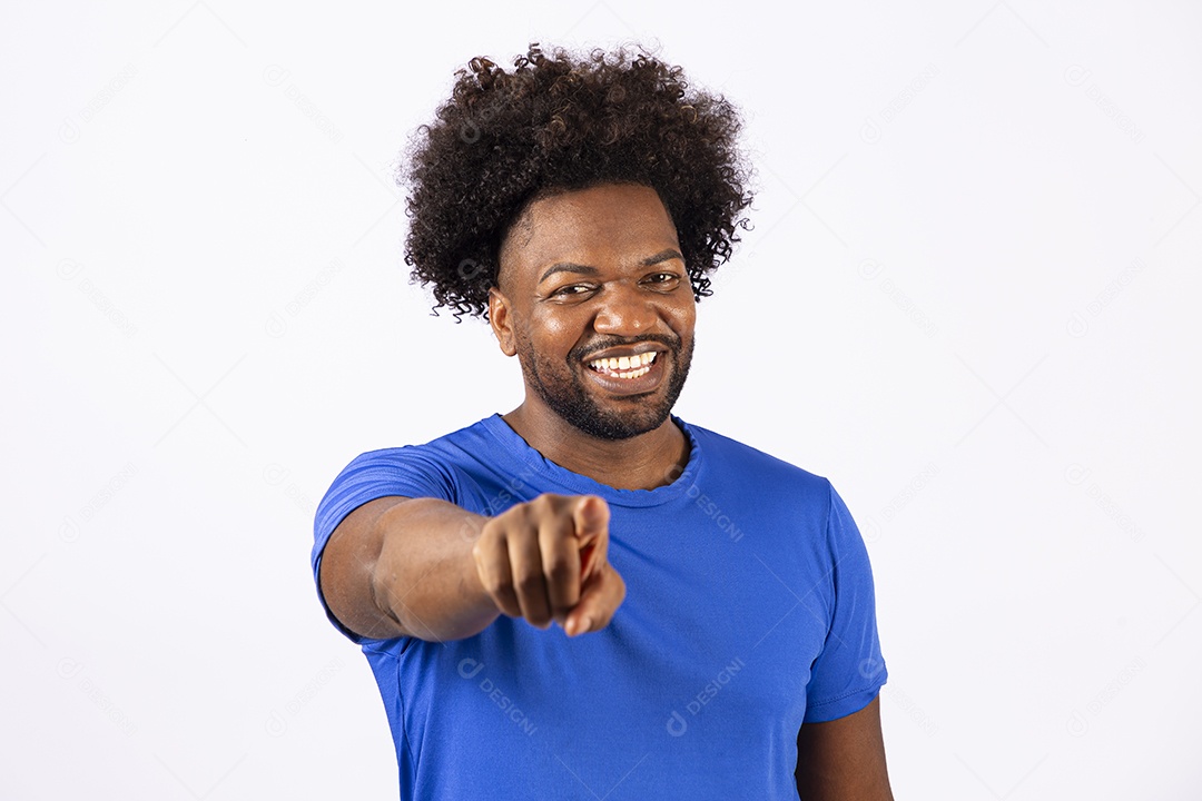 Homem negro com camiseta azul em fundo branco