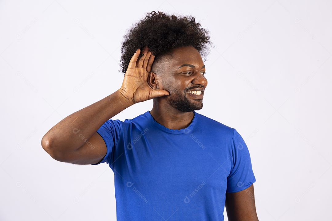 Homem negro com camiseta azul em fundo branco