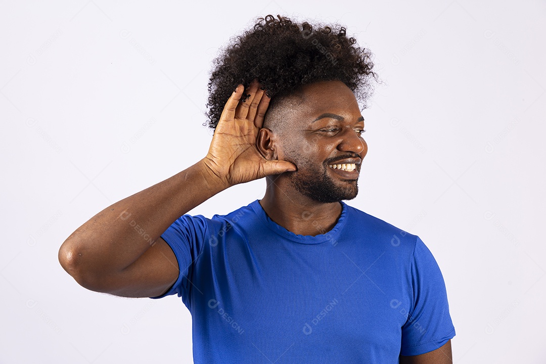 Homem negro com camiseta azul em fundo branco