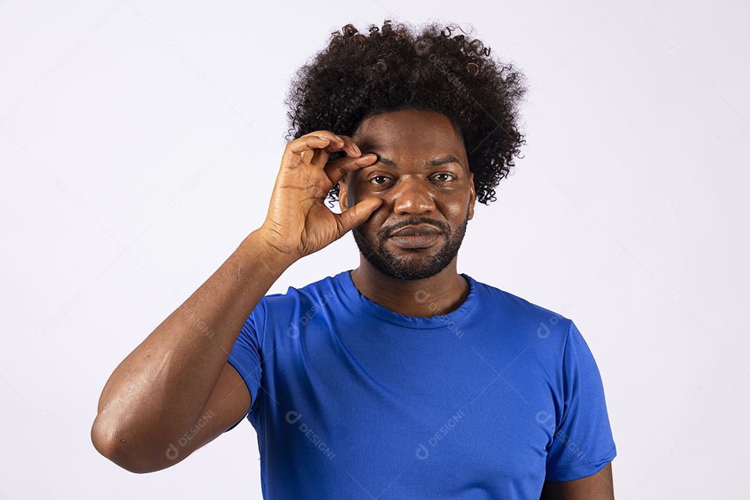 Homem negro com camiseta azul em fundo branco