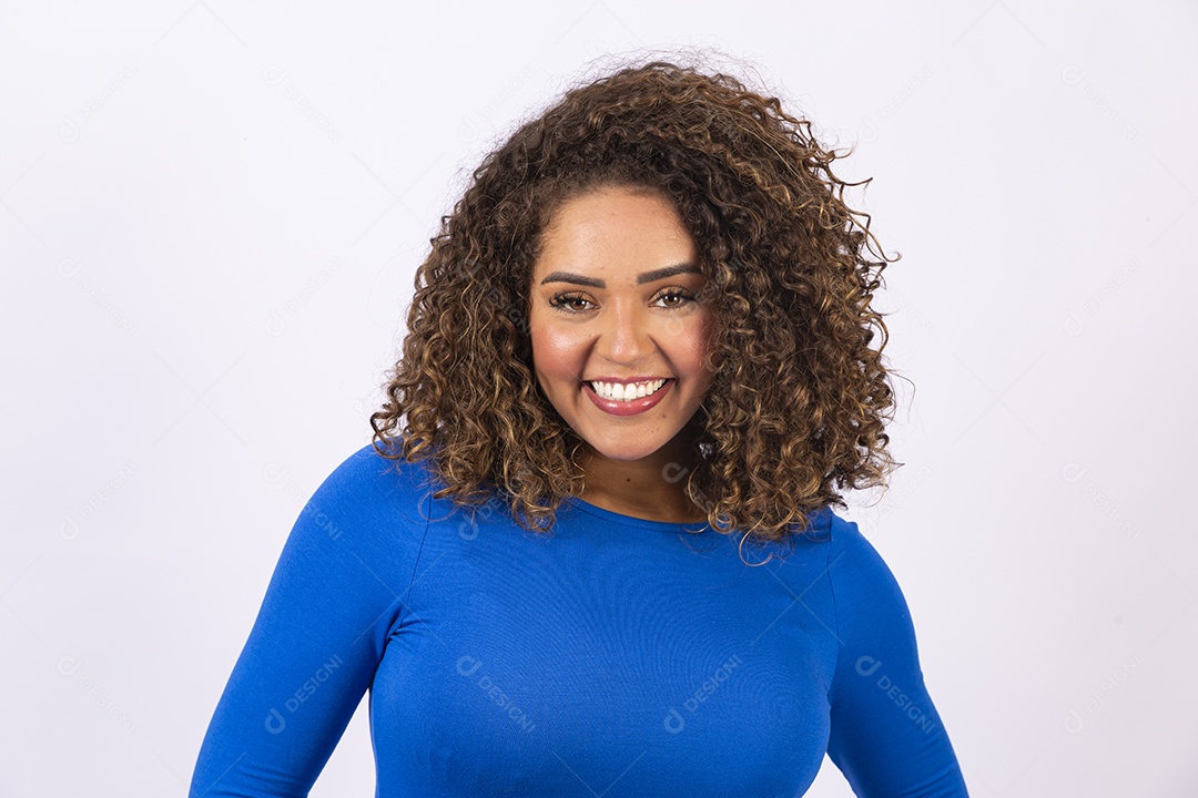 Linda mulher jovem com blusa azul em fundo branco