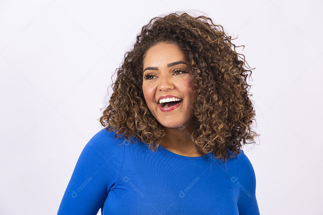 Linda mulher jovem com blusa azul em fundo branco