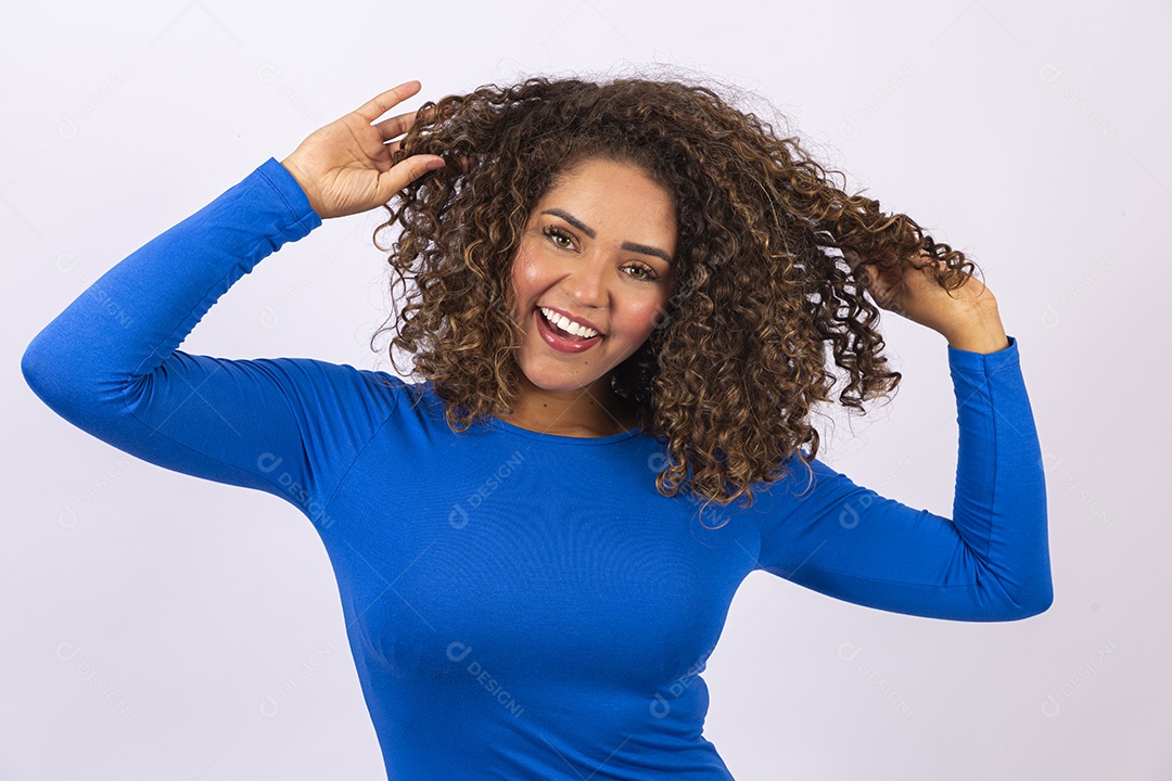 Linda mulher negra com camisa azul