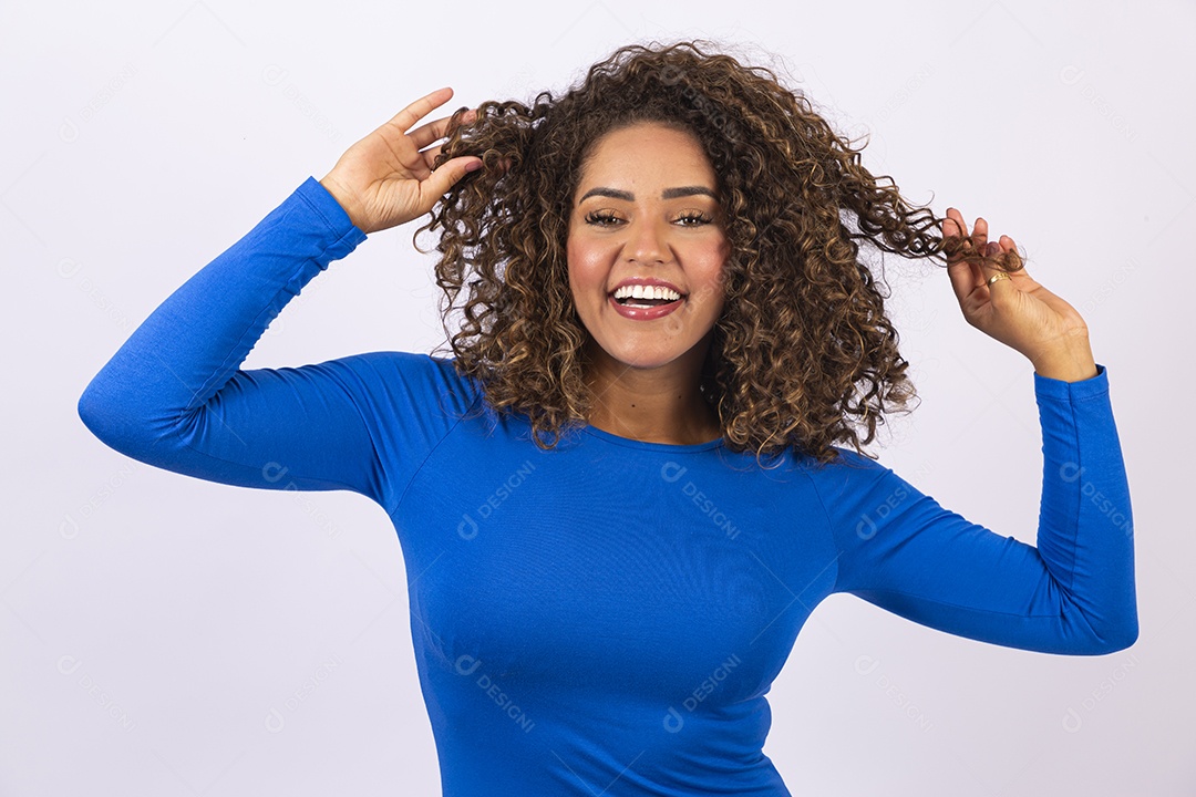 Linda mulher jovem com blusa azul em fundo branco