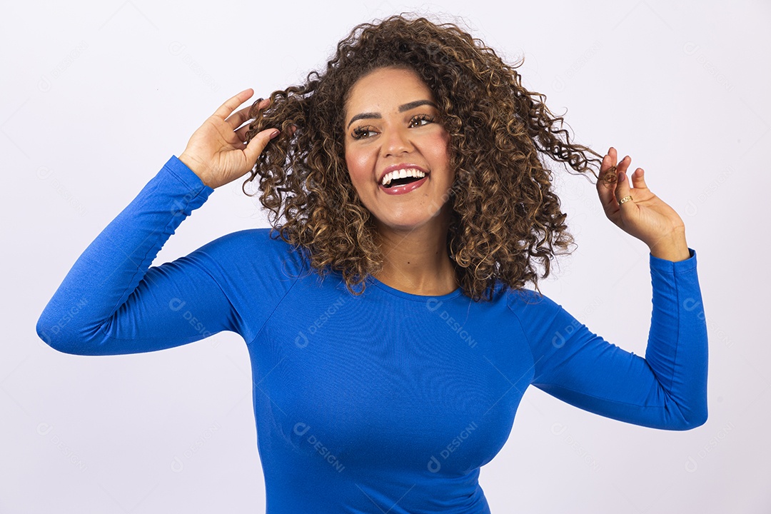 Linda mulher jovem com blusa azul em fundo branco
