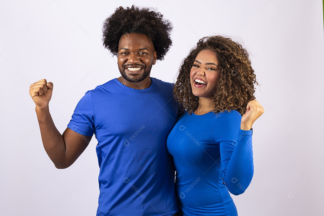 Casal sorridentes com blusa azul em fundo branco