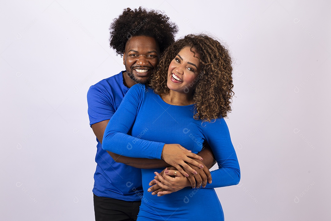 Casal sorridentes com blusa azul em fundo branco