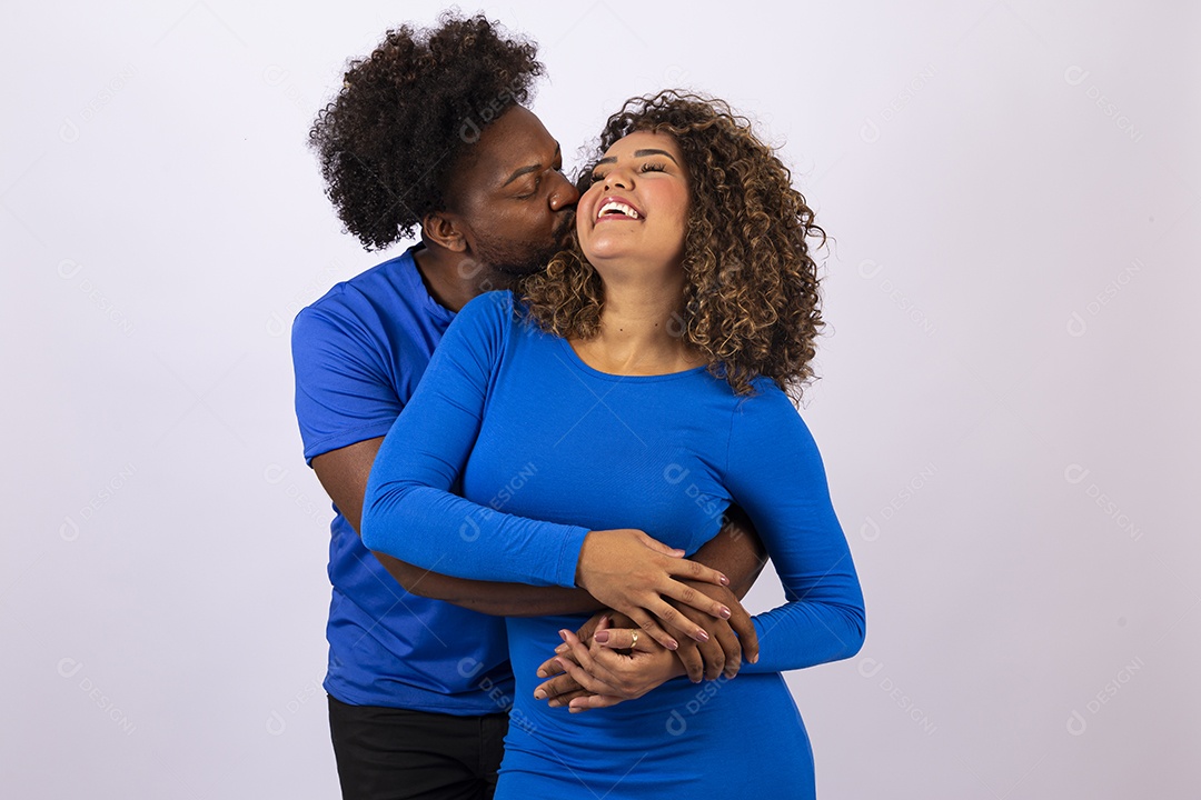 Casal sorridentes com blusa azul em fundo branco