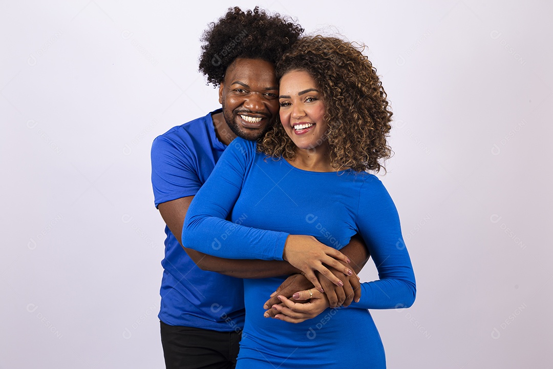 Casal sorridentes com blusa azul em fundo branco