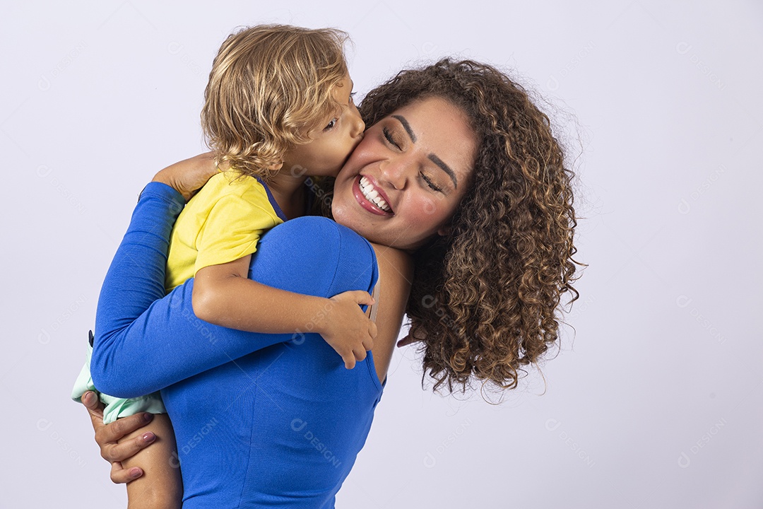 Linda mulher com garotinho em fundo branco