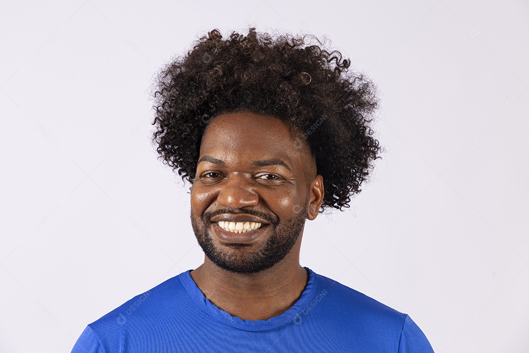 Homem negro sorridente com camiseta azul