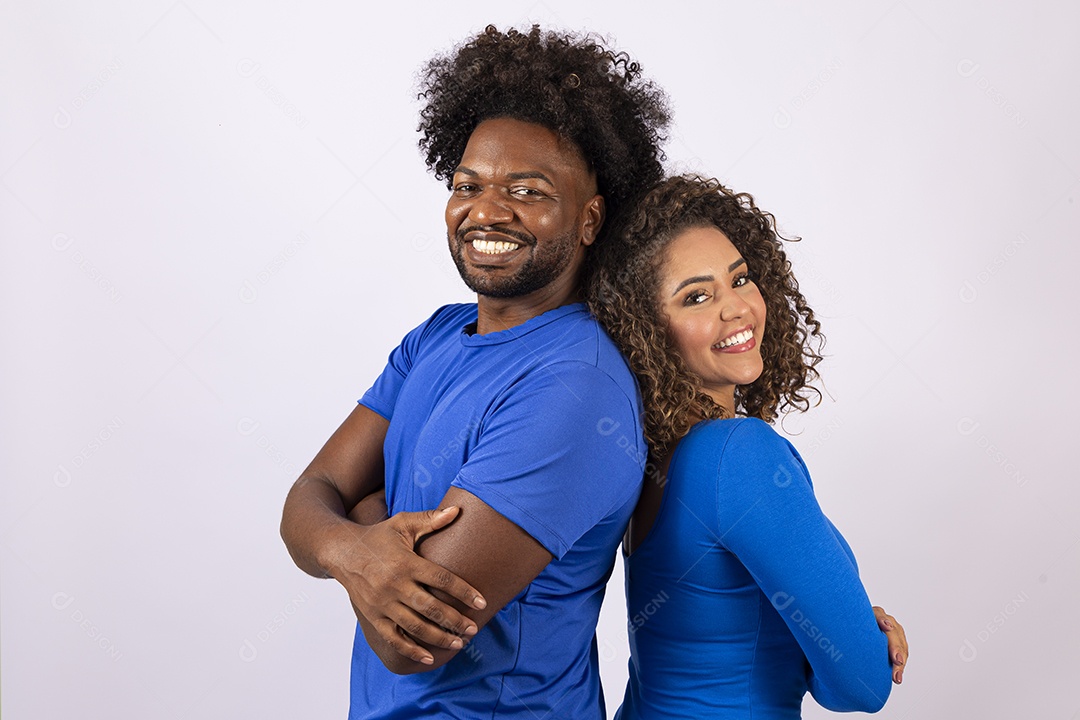 Lindo casal sorridentes com camisa azul