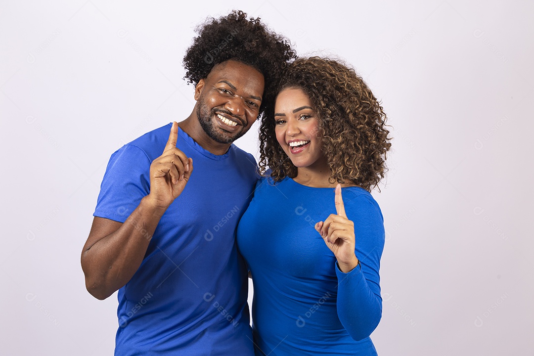 Lindo casal sorridentes com camisa azul