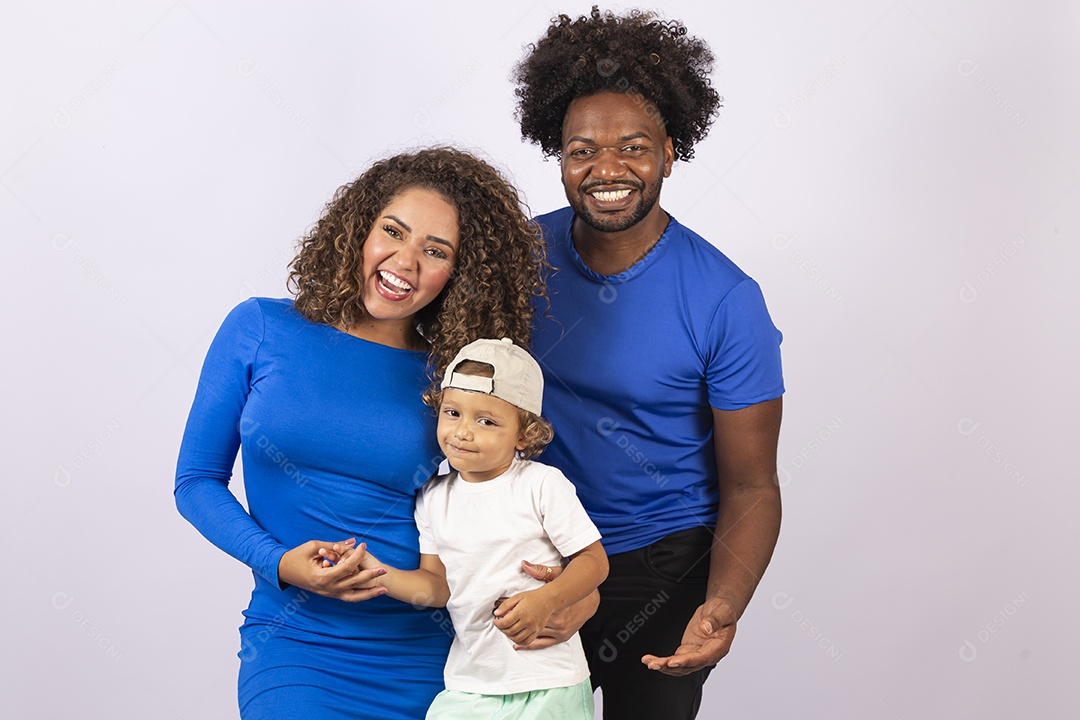 Lindo casal sorridentes com camisa azul e garotinho de boné