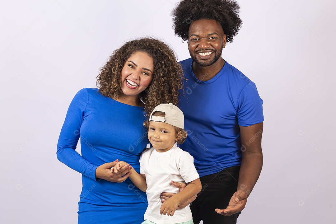 Lindo casal sorridentes com camisa azul e garotinho de boné