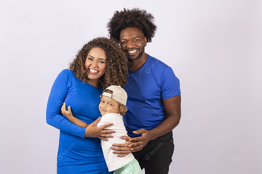 Lindo casal sorridentes com camisa azul e garotinho de boné