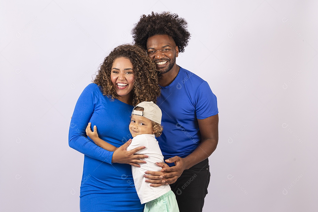 Lindo casal sorridentes com camisa azul e garotinho de boné