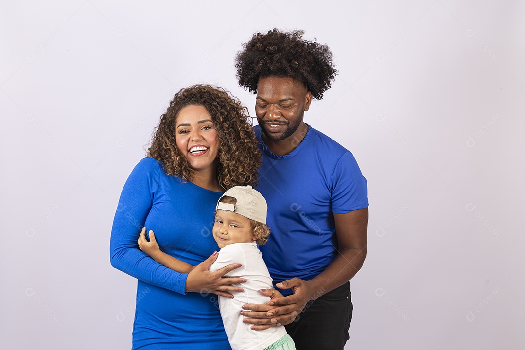 Lindo casal sorridentes com camisa azul e garotinho de boné