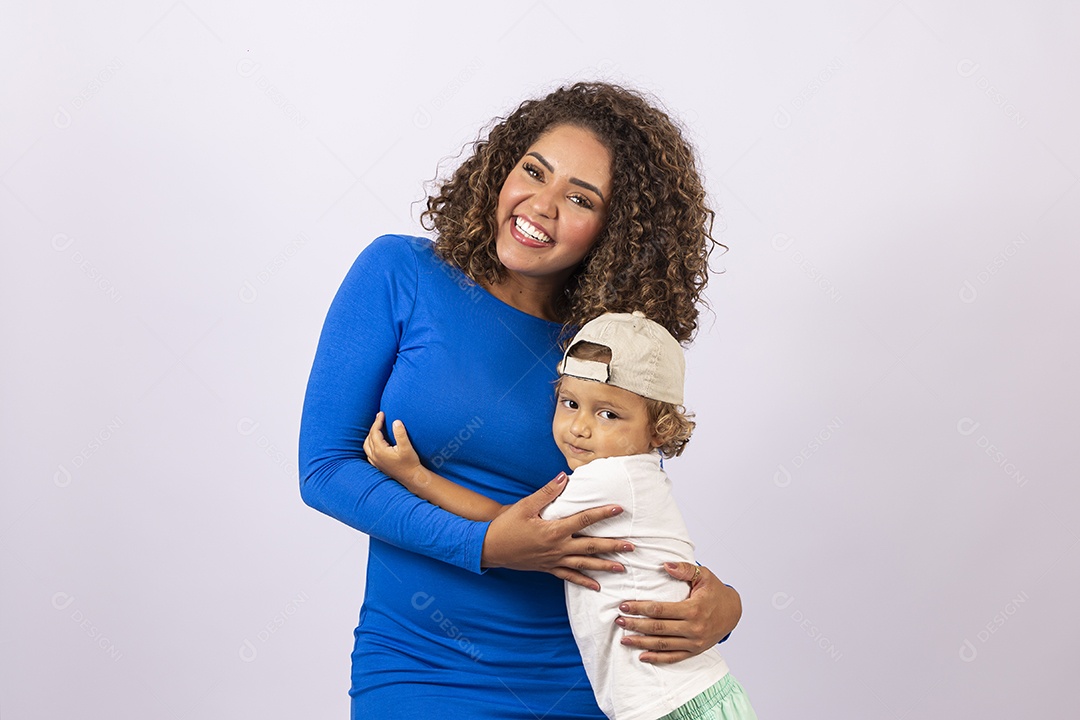 Linda mulher sorridente com garotinho em fundo branco