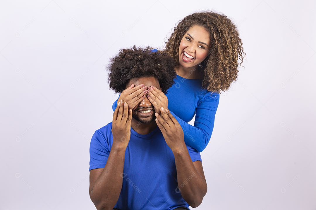 Casal sorridentes com blusa azul em fundo branco