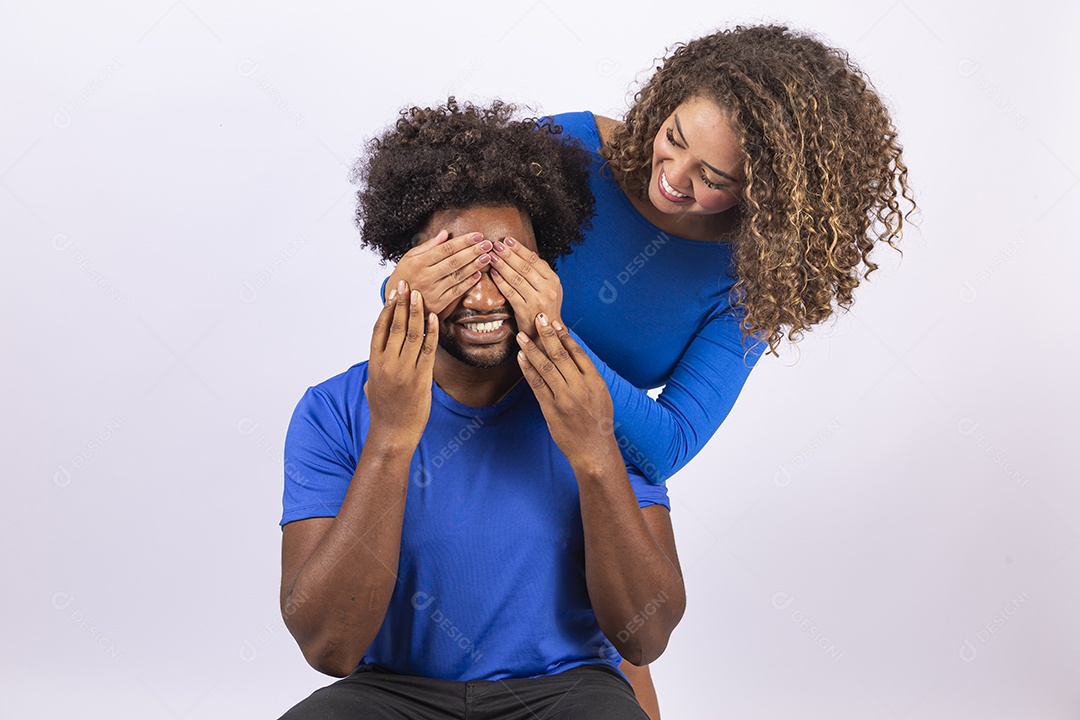 Casal sorridentes com blusa azul em fundo branco