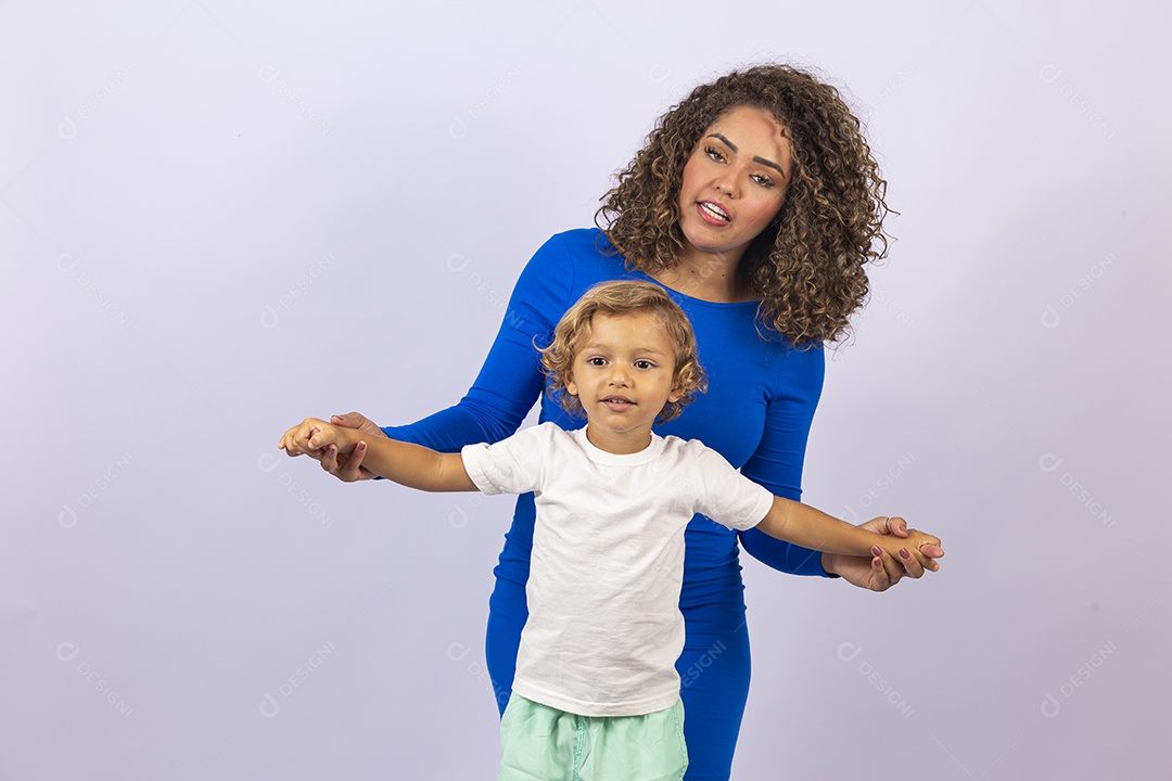 Linda mulher com garotinho em fundo branco