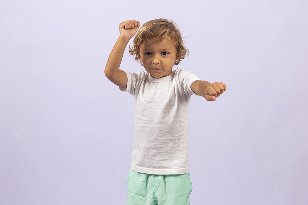 Lindo garotinho pequeno em fundo branco