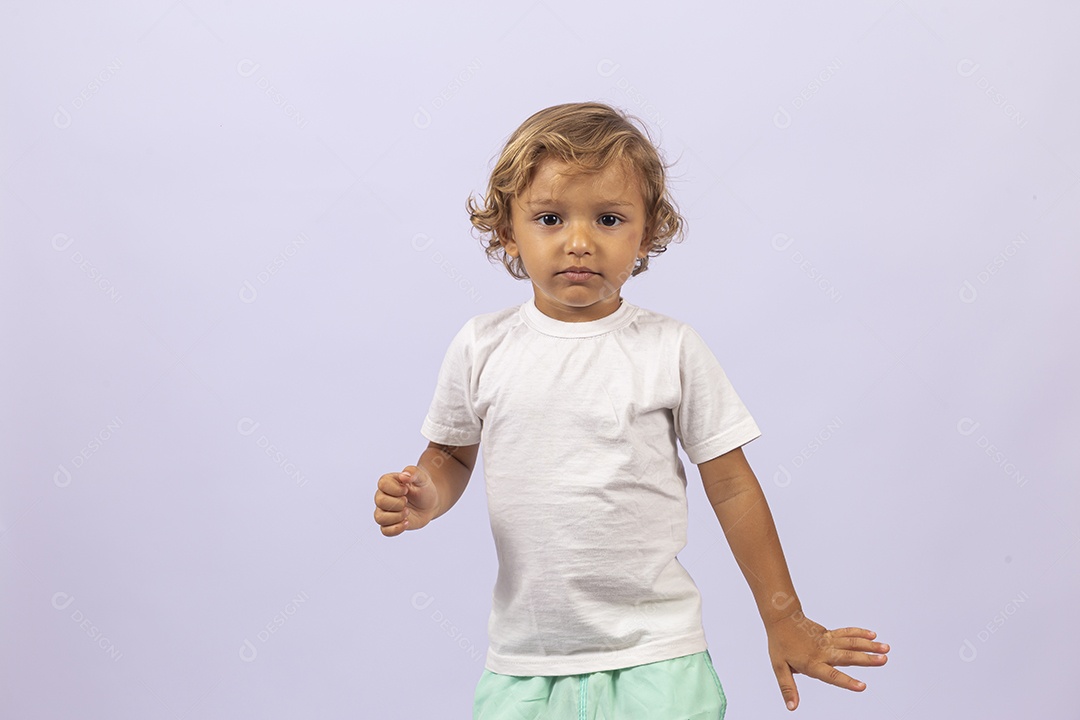 Lindo garotinho pequeno em fundo branco