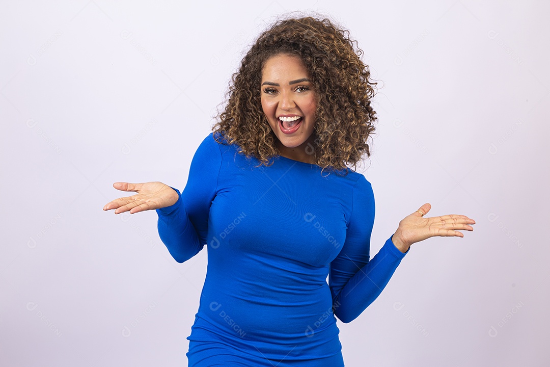 Linda mulher com camisa azul em fundo branco