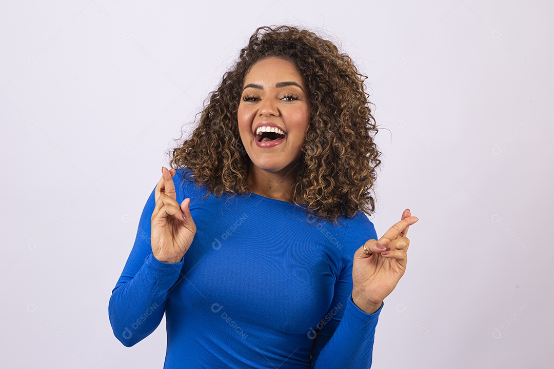 Linda mulher com camisa azul em fundo branco