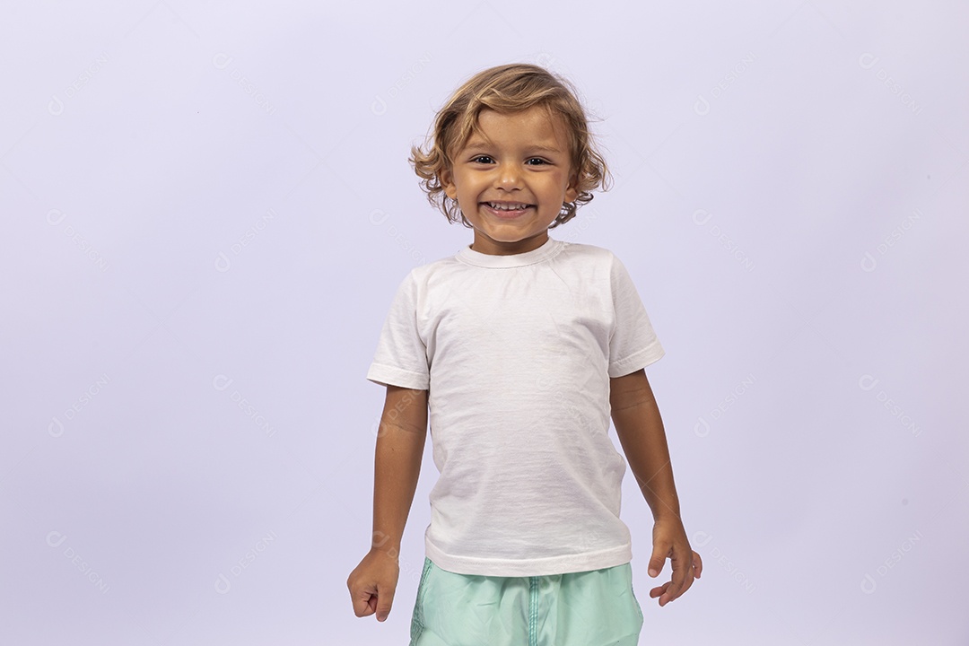 Lindo garotinho pequeno em fundo branco