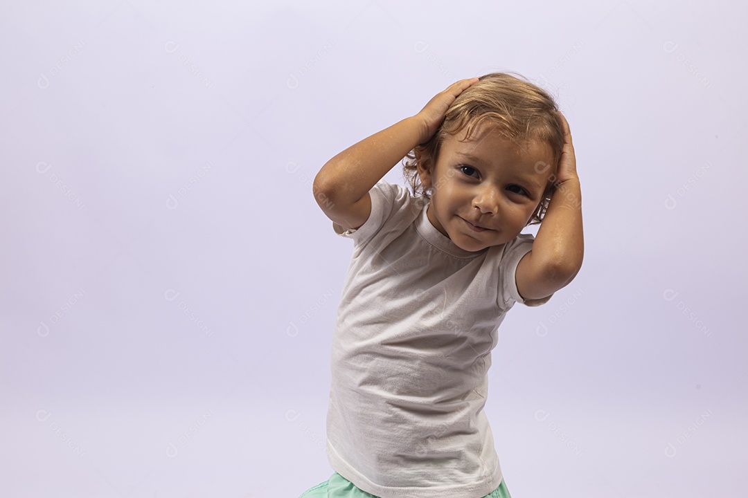 Lindo garotinho pequeno em fundo branco