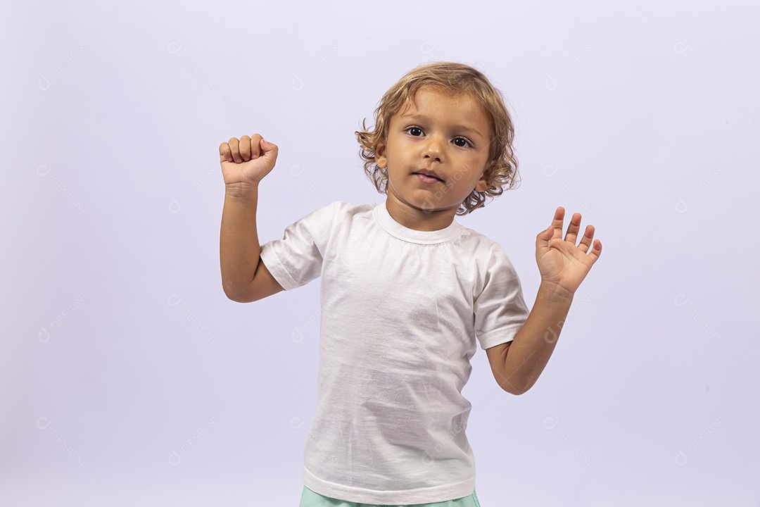 Lindo garotinho pequeno em fundo branco