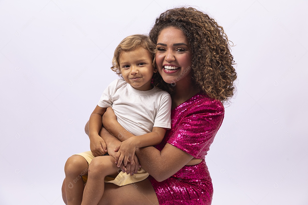 Linda mulher com vestido de festa e garotinho em fundo branco