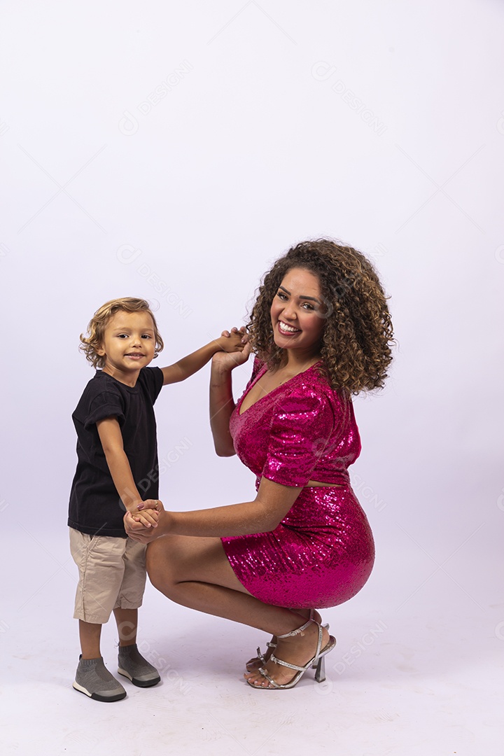 Linda mulher com vestido de festa e garotinho em fundo branco