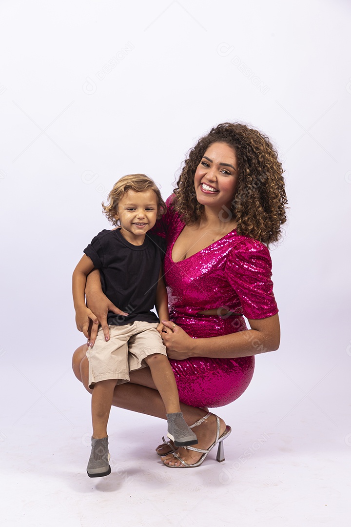 Linda mulher com vestido de festa e garotinho em fundo branco