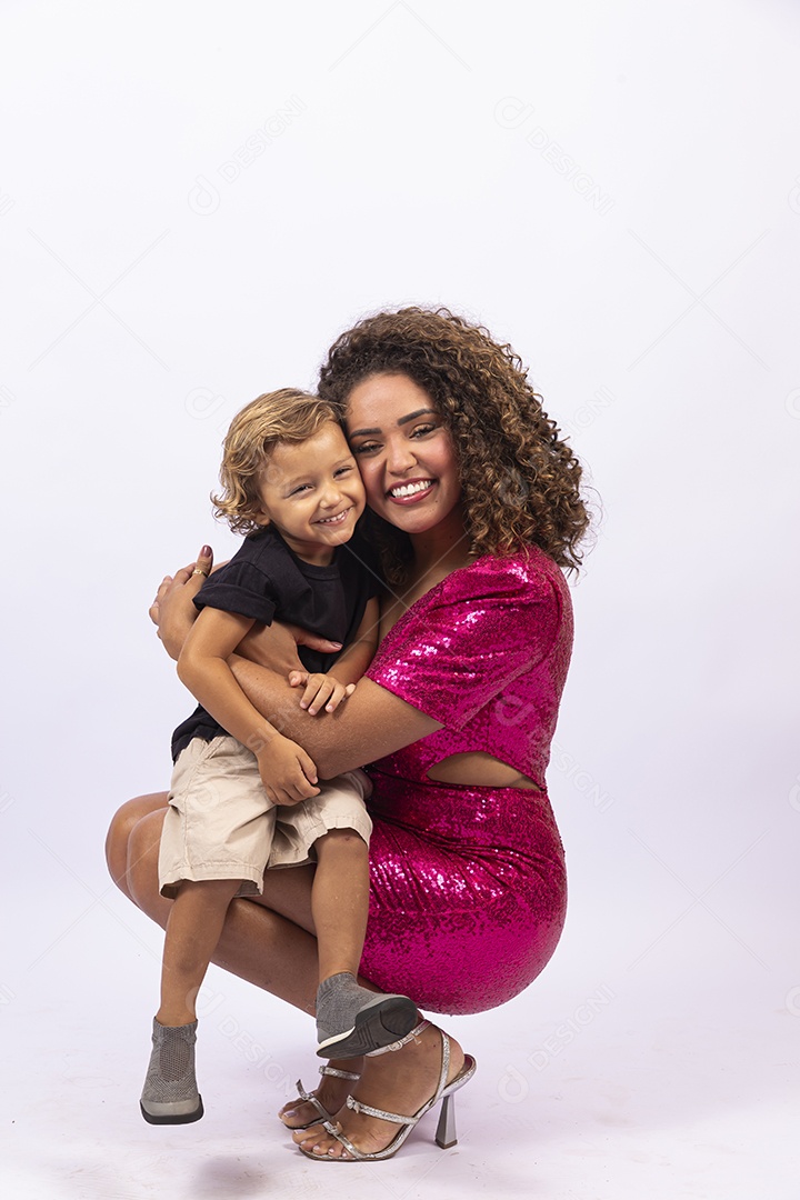 Linda mulher com vestido de festa e garotinho em fundo branco