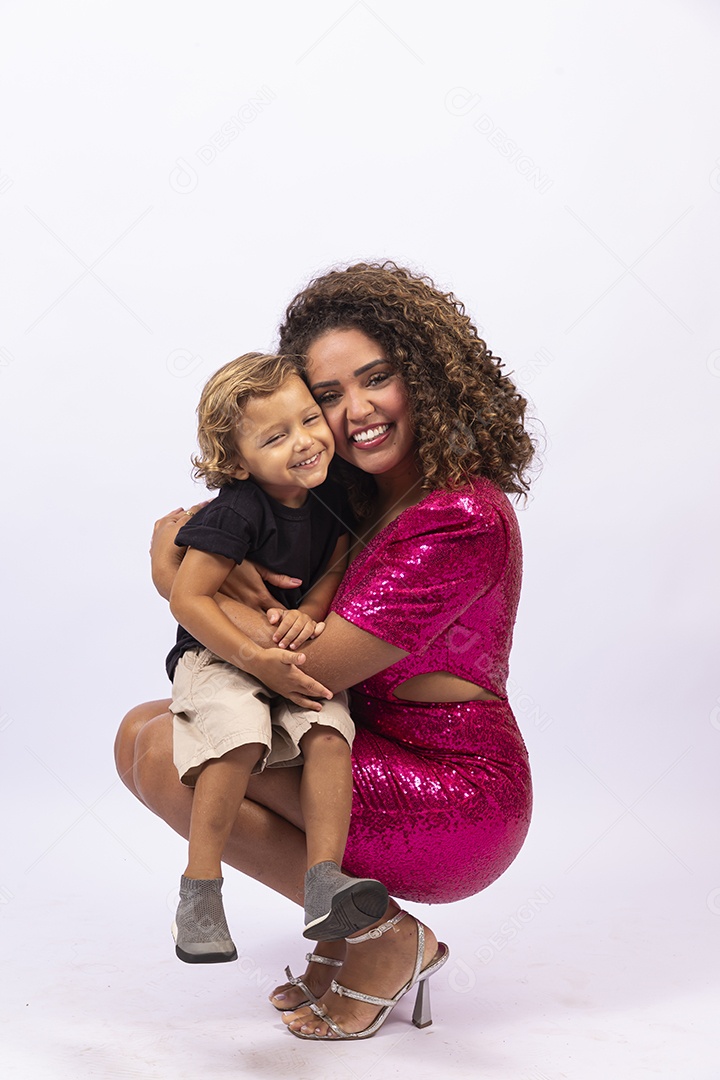 Linda mulher com vestido de festa e garotinho em fundo branco