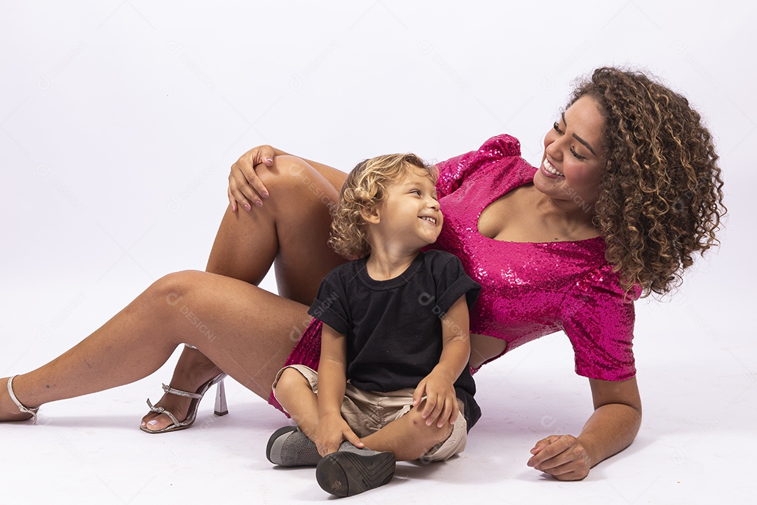 Linda mulher com vestido de festa e garotinho em fundo branco