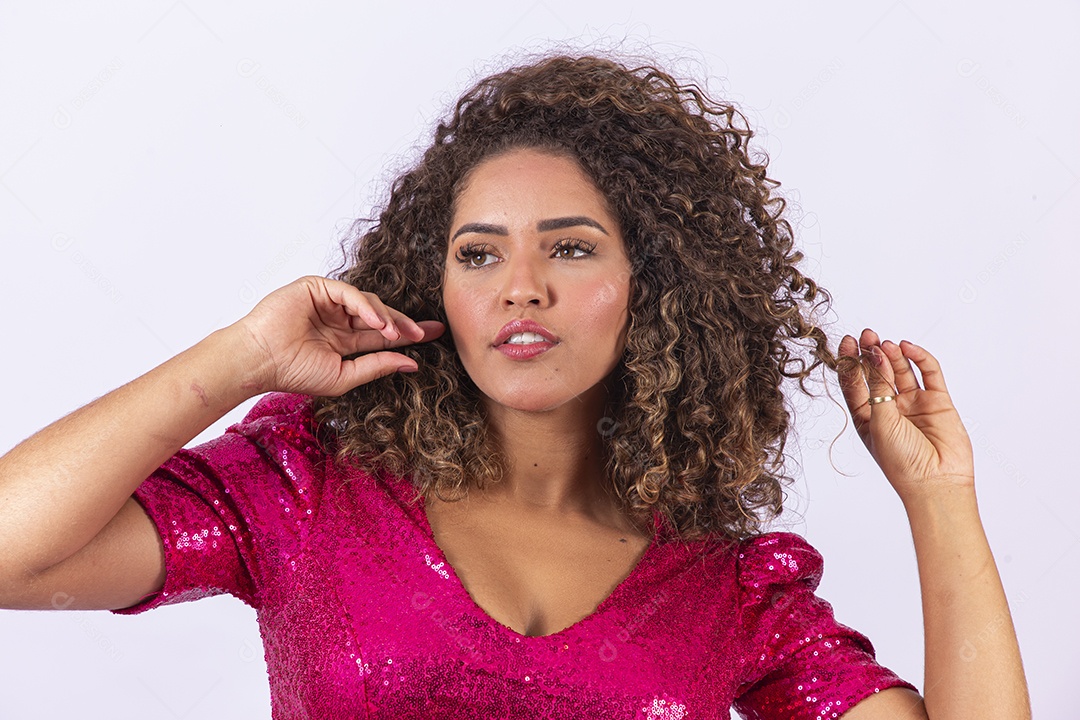 Linda mulher com vestido de festa em fundo branco