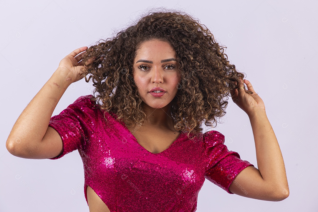 Linda mulher com vestido de festa em fundo branco