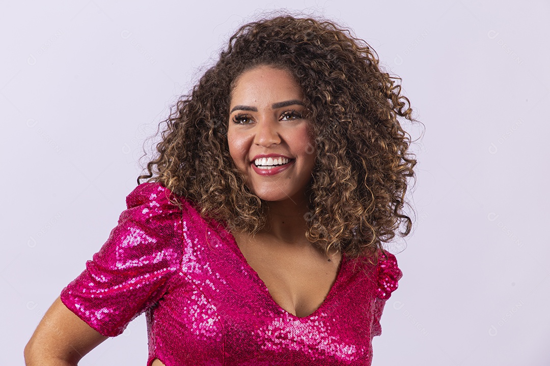 Linda mulher com vestido de festa em fundo branco