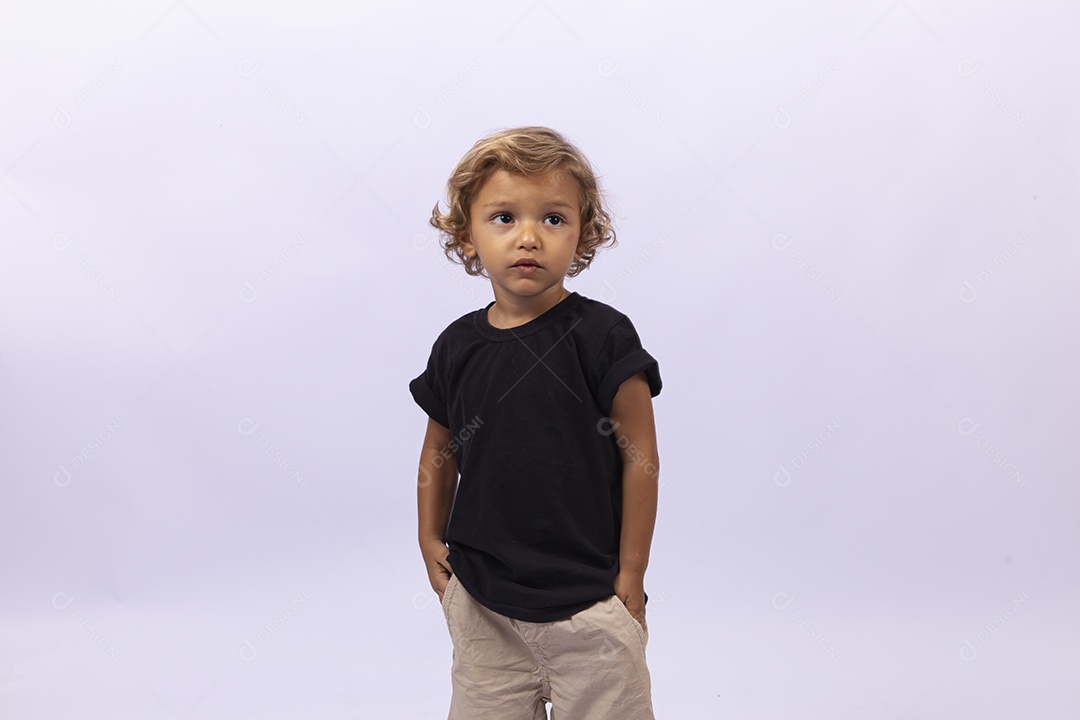 Lindo garotinho pequeno em fundo branco