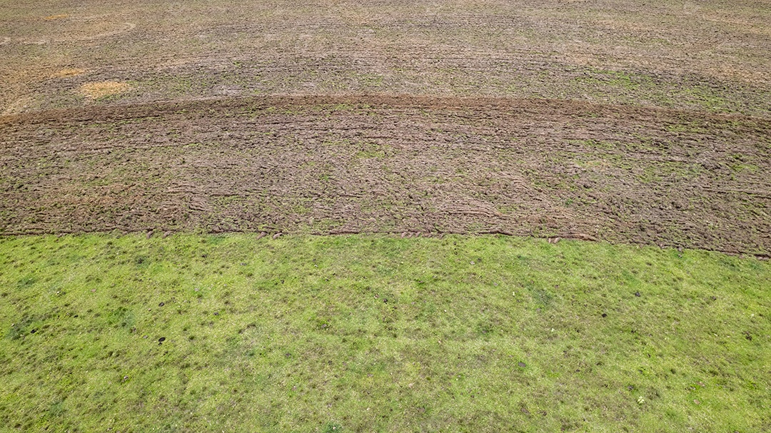 trator preparando o terreno para o plantio. EM uma fazenda no Brasil