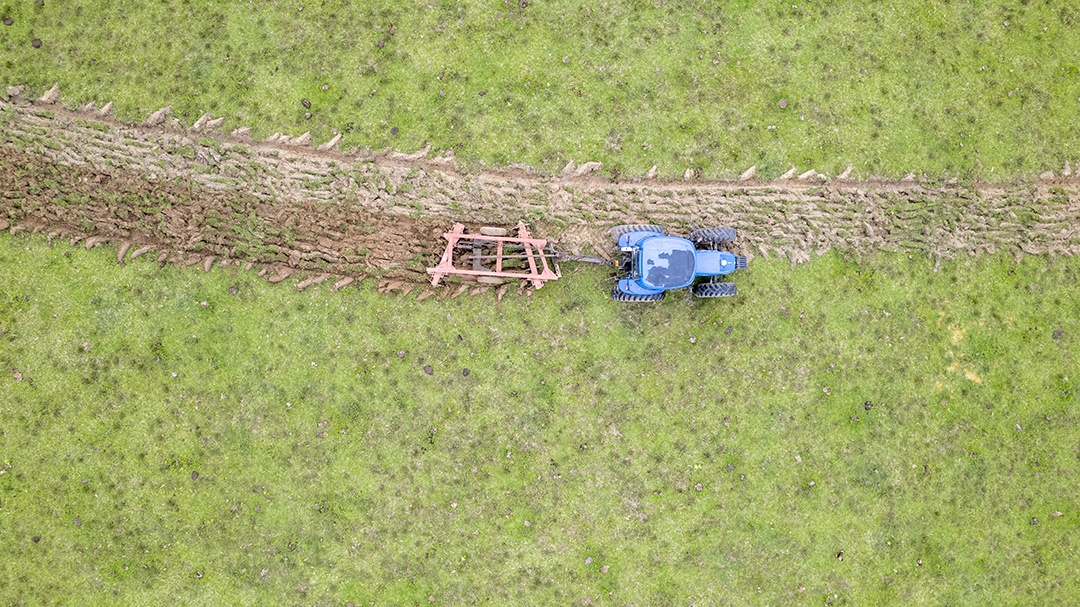 trator preparando o terreno para o plantio. EM uma fazenda no Brasil