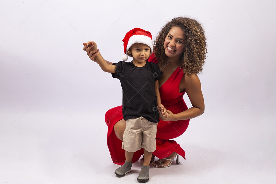 Mulher sorridente com criança pequena sobre fundo branco