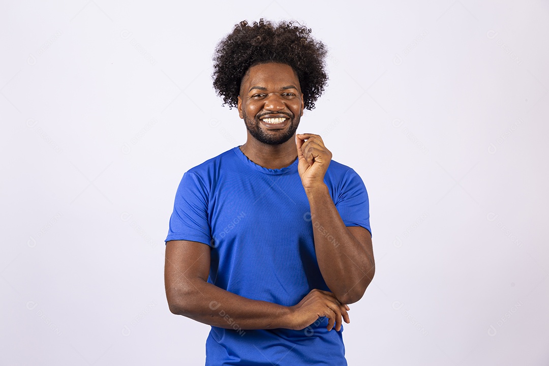 Homem negro sorridente com camiseta azul