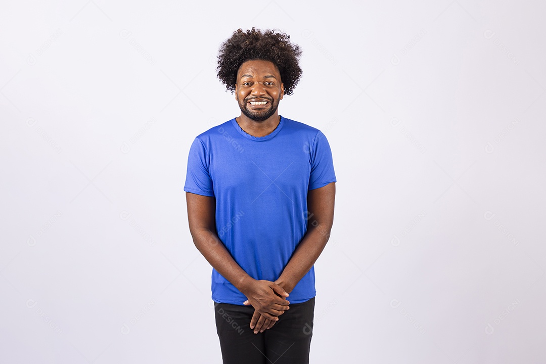 Homem negro sorridente com camiseta azul