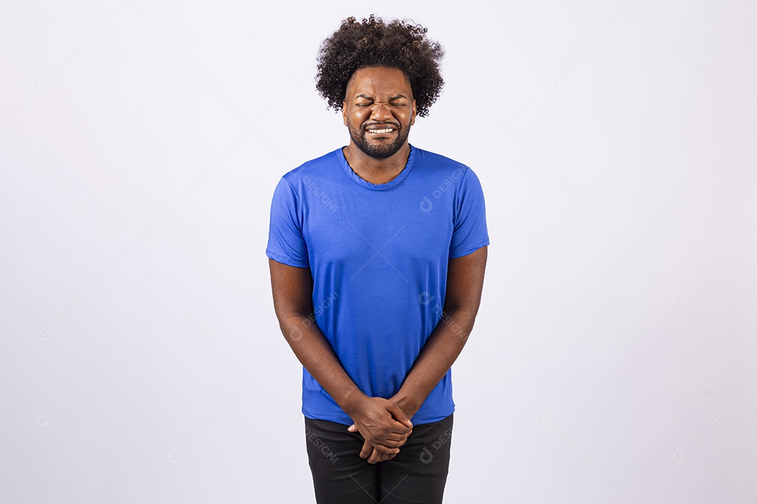 Homem negro sorridente com camiseta azul