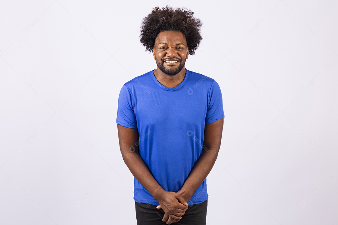 Homem negro sorridente com camiseta azul